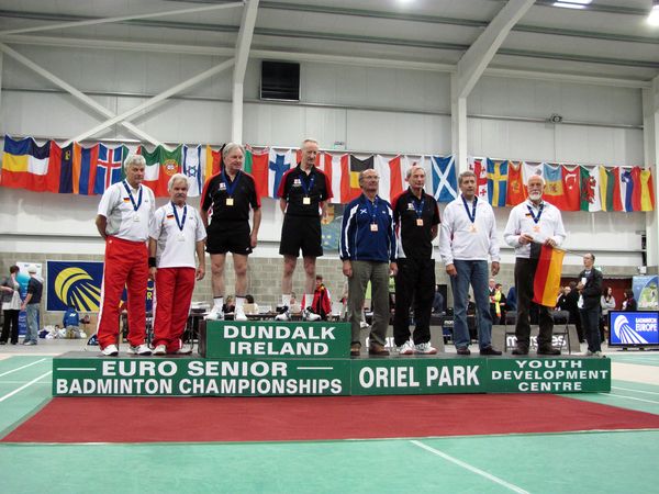 Siegerehrung HD O65 (von links nach rechts): Gerd Pigola (GER), Dietmar Unser (GER), Harry Shadwick (ENG), Michael Coley (ENG), Henryk Radziwonik (SCO), Ken Tantum (ENG), Heinz Regineri (GER) und Hans-Hinrich Meyer (GER)