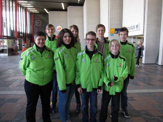 Kurz vor der Abfahrt am Hauptbahnhof Braunschweig: Iris Bardenhorst, Serena Jürgens, Hannah Koch, Xenia Jürgens, Frederik Gerteis, Justus Jäde, Fynn Baumann, Tarek Himstedt