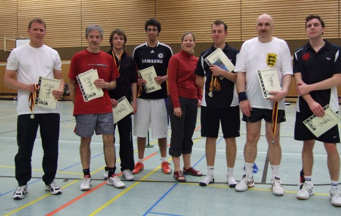 Gruppenbild mit Dame, die letzten Teilnehmer Stadtmeisterschaften, die am späten Samstagabend zur Siegerehrung noch in der Halle waren